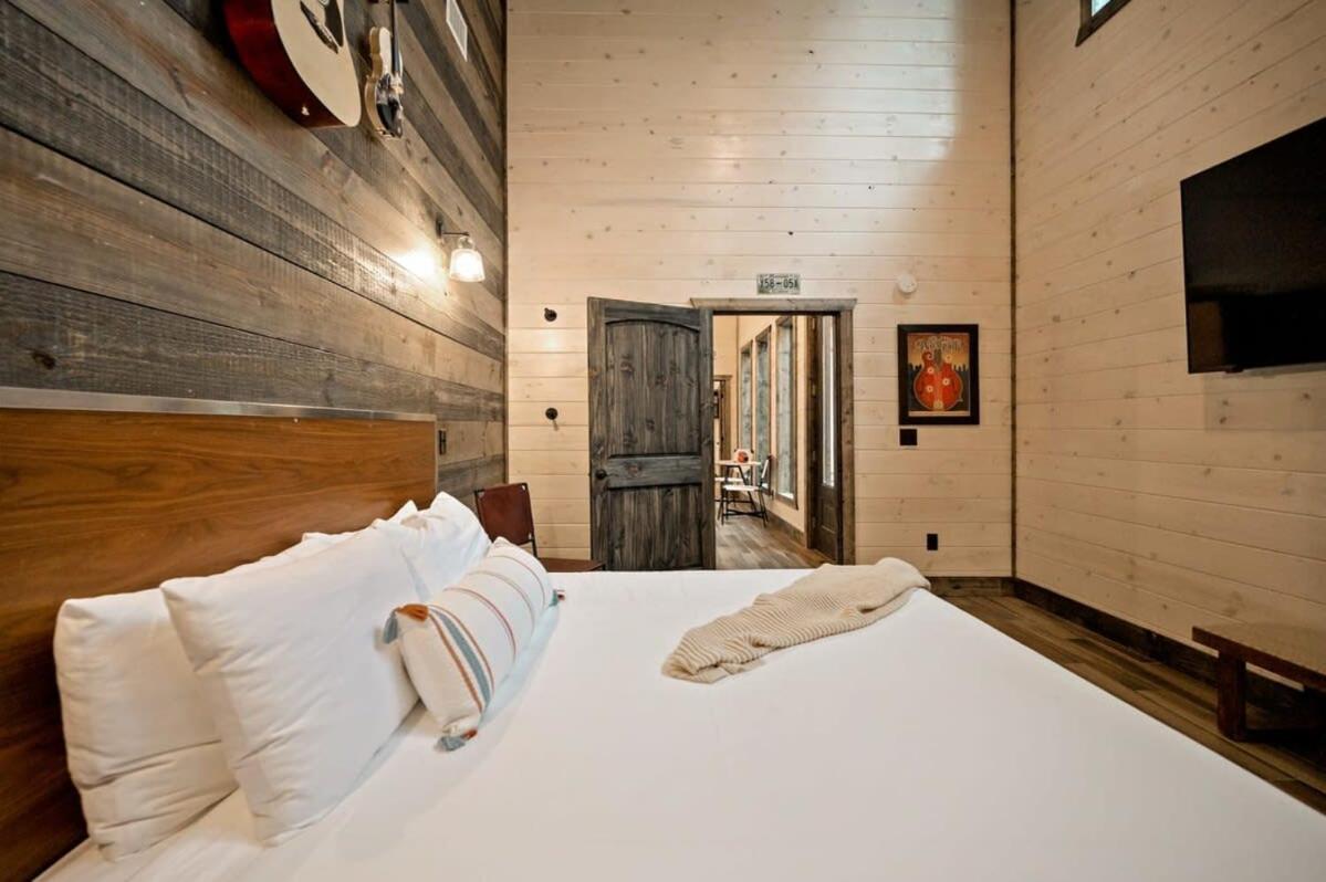 New Cabin W Hot Tub + Views Sleeps 12 브로큰보우 외부 사진