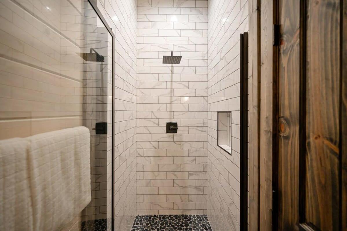 New Cabin W Hot Tub + Views Sleeps 12 브로큰보우 외부 사진
