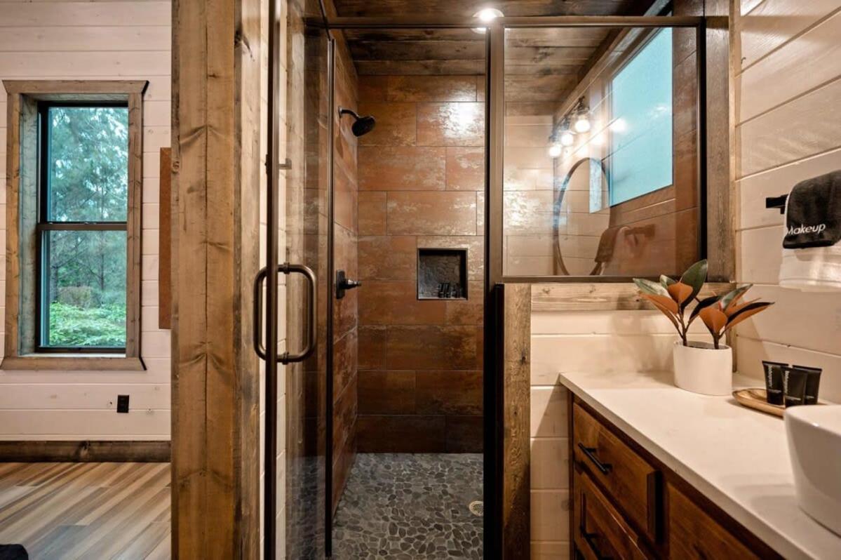 New Cabin W Hot Tub + Views Sleeps 12 브로큰보우 외부 사진