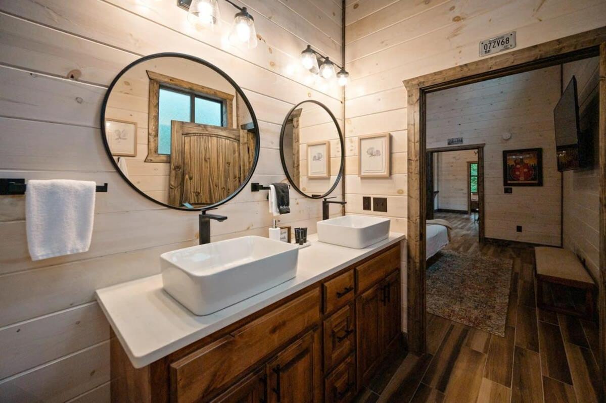 New Cabin W Hot Tub + Views Sleeps 12 브로큰보우 외부 사진