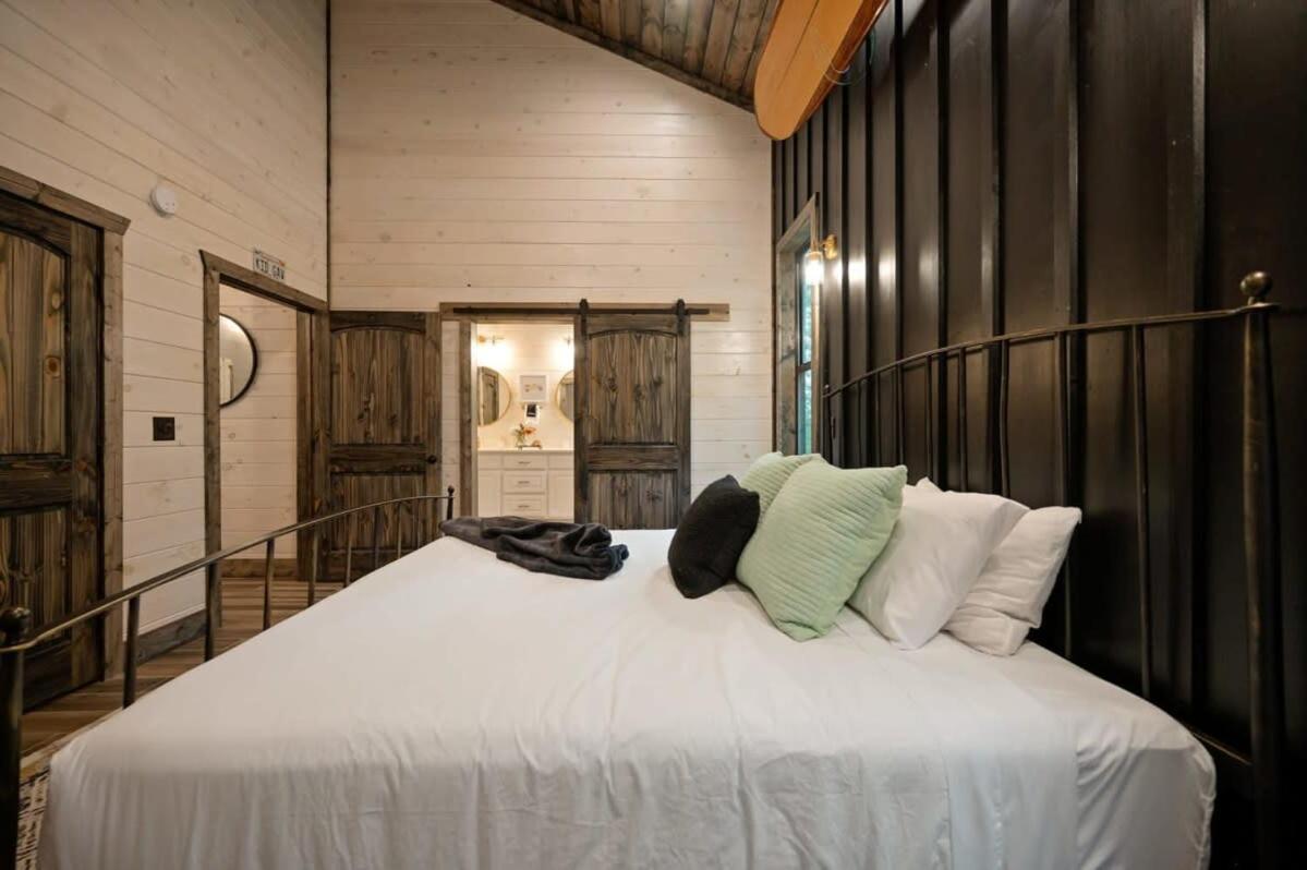 New Cabin W Hot Tub + Views Sleeps 12 브로큰보우 외부 사진
