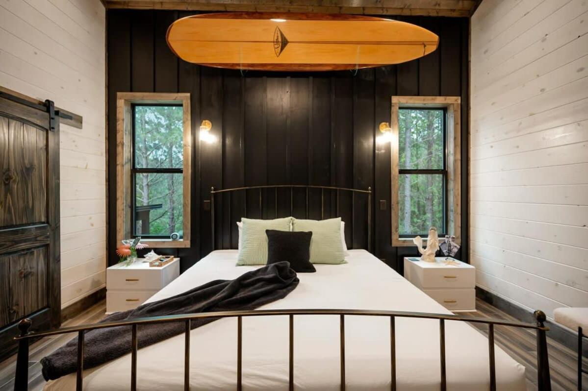 New Cabin W Hot Tub + Views Sleeps 12 브로큰보우 외부 사진