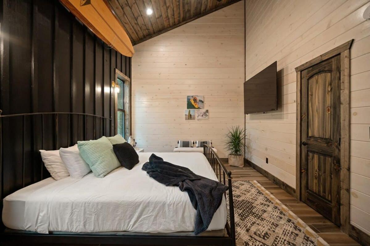 New Cabin W Hot Tub + Views Sleeps 12 브로큰보우 외부 사진