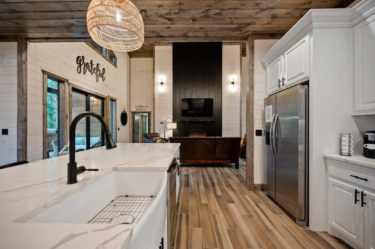 New Cabin W Hot Tub + Views Sleeps 12 브로큰보우 외부 사진
