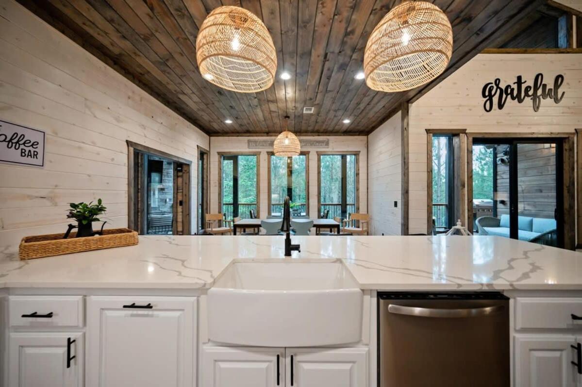 New Cabin W Hot Tub + Views Sleeps 12 브로큰보우 외부 사진