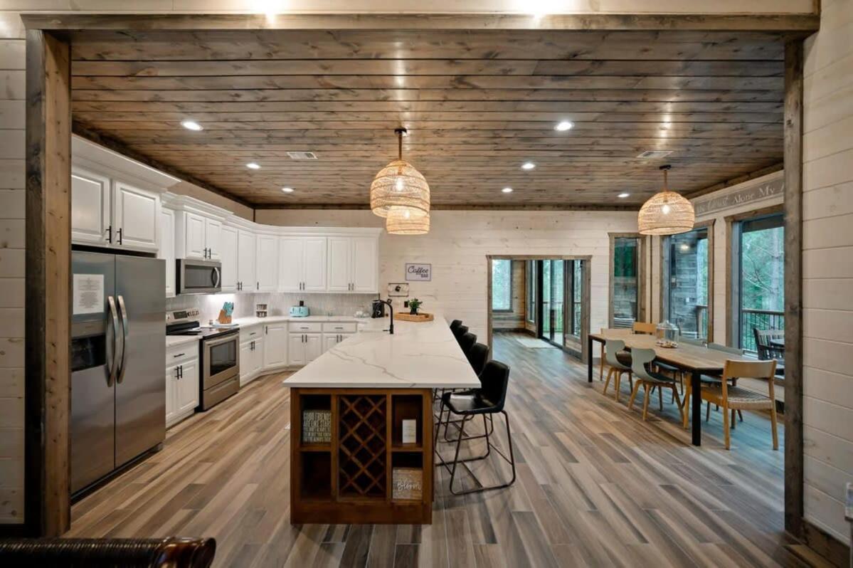 New Cabin W Hot Tub + Views Sleeps 12 브로큰보우 외부 사진